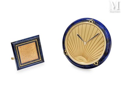 une image représentant une horloge bleue et dorée et une image représentant un carré