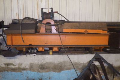 une grande machine qui se trouve dans un garage
