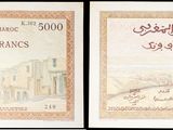 trois billets de banque différents comportant des inscriptions en arabe sur fond noir