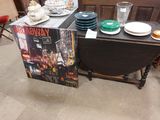 une petite table sur laquelle se trouvent un magazine et des assiettes