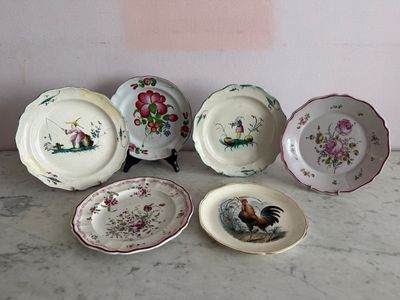 cinq assiettes aux motifs variés posées sur une table