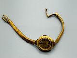 une image représentant une montre-bracelet en or dont le boîtier ressemble à un serpent