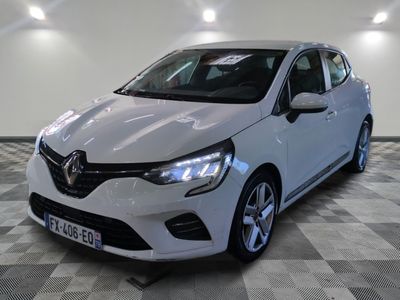 la voiture blanche est garée sur un sol en damier dans le garage