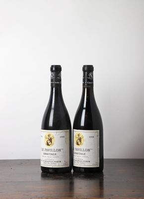 deux bouteilles de vin posées sur une table en bois