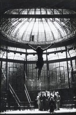 photographie en noir et blanc d'un homme sur une croix suspendue au plafond