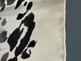 un gros plan sur un motif noir et blanc sur un tissu