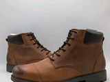 bottes en cuir marron pour homme, à semelles noires, sur fond blanc