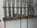 une pièce avec tout un tas de tuyaux et des tuyaux accrochés au mur