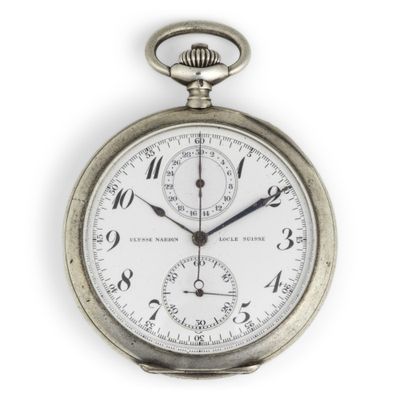 une montre de poche en argent sur fond blanc