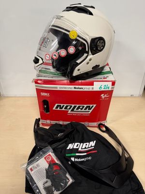 le casque est posé sur une boîte contenant d'autres objets