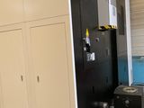 la photo d'une machine qui se trouve dans un garage