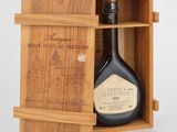 une vieille bouteille de vin dans une caisse en bois sur fond blanc