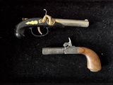 deux armes à feu rangées dans un étui noir