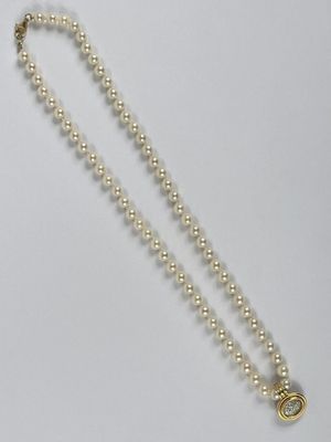 un collier de perles muni d'un fermoir en or