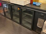 un comptoir sur lequel sont posés plusieurs verres vides