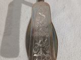 une cuillère en argent ornée d'un motif floral