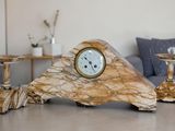 une horloge posée sur une table dans un salon