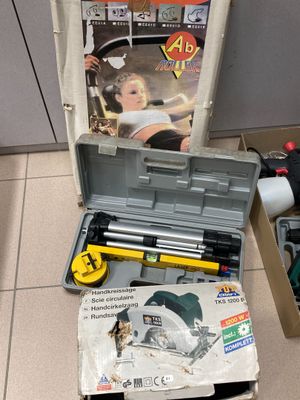 une boîte à outils contenant des outils, posée sur le sol