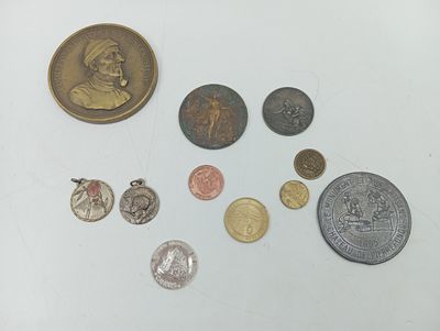 un lot de pièces de monnaie posées sur une table