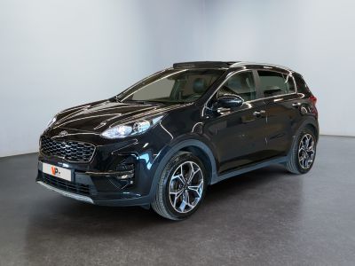 un SUV noir garé dans une pièce aux murs blancs
