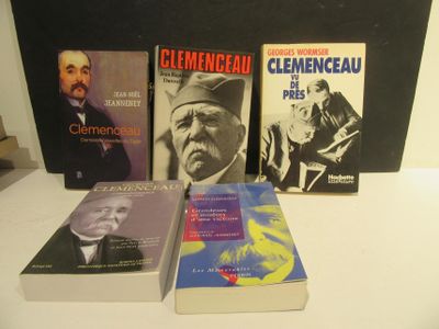 Plusieurs livres sont posés sur une table devant un sac noir.