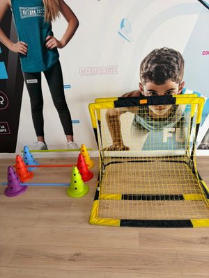 un petit garçon qui joue avec des jouets