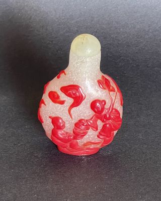 flacon à tabac chinois en verre rouge et blanc, orné d'un motif floral