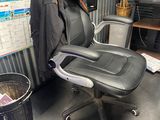 une chaise qui se trouve dans le coin d'une pièce