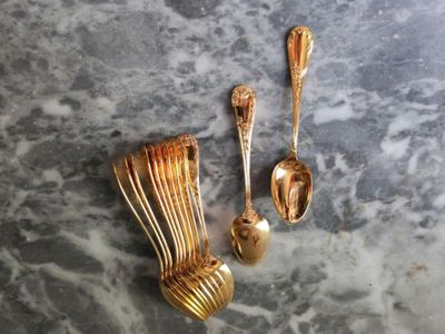 Suite de douze cuillers à moka en métal doré de style Louis XV. - Photo 1
