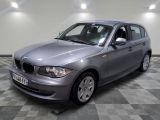 la photo d'une voiture argentée garée dans un garage