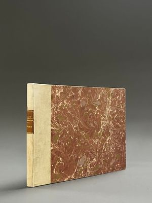 un vieux livre à la couverture brune posé sur une table