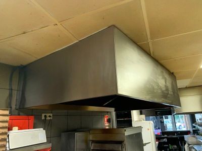 une image d'une cuisine commerciale avec une cuisinière et un four