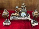 une horloge posée sur une table, à côté d'autres objets