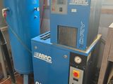 une machine bleue et un seau jaune posés sur un parquet en bois massif