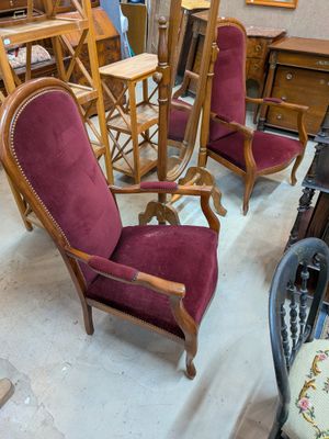 many chairs and tables in a room with many pictures on the wall