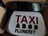 une pancarte portant l'inscription « taxi » près de Plumnert, à l'arrière d'une voiture