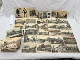 de nombreuses vieilles photos de personnes et de bâtiments posées sur la table