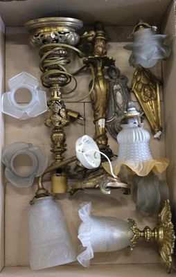 une boîte contenant de nombreux objets en verre