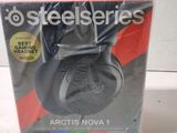 La boîte d'un casque audio est ouverte sur la table.