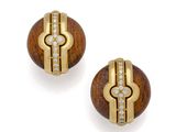 une image d'une paire de boucles d'oreilles en or et diamants