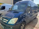 une camionnette bleue garée dans un parking