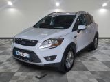 le ford kuga blanc est garé sur un sol en damier