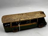 un petit bus en jouet posé à côté d'une étiquette