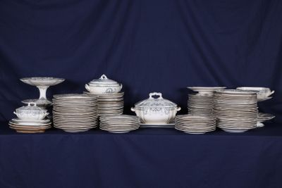 de nombreuses assiettes et bols posés sur une table, sur fond bleu