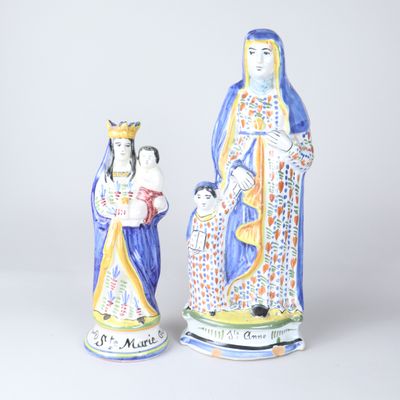 deux figurines en céramique représentant une femme et un homme avec un enfant