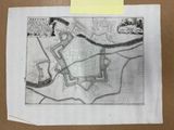 une vieille carte d'une ville, posée sur un morceau de papier, sur une table