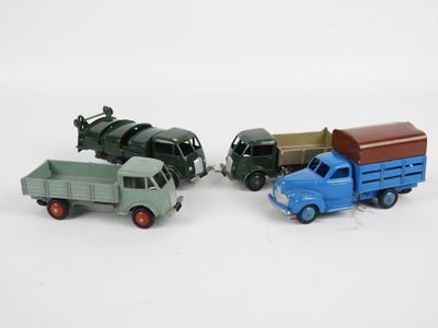 deux camions jouets assis l'un à côté de l'autre