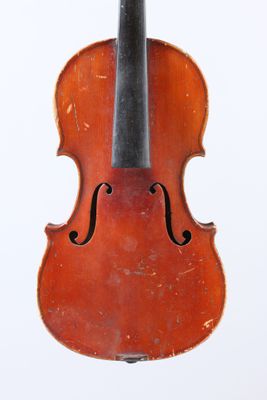 un vieux violon posé sur une surface blanche