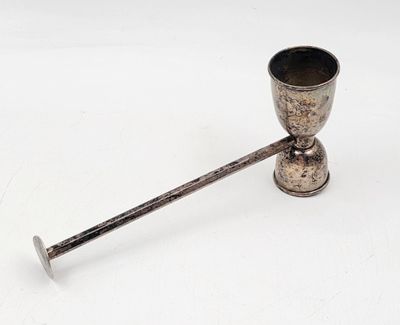 une coupe ancienne en argent, dotée d'une poignée en métal sur un fond blanc