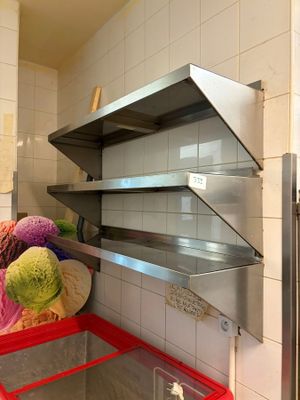 une étagère en métal sur laquelle sont disposés tout un tas de légumes